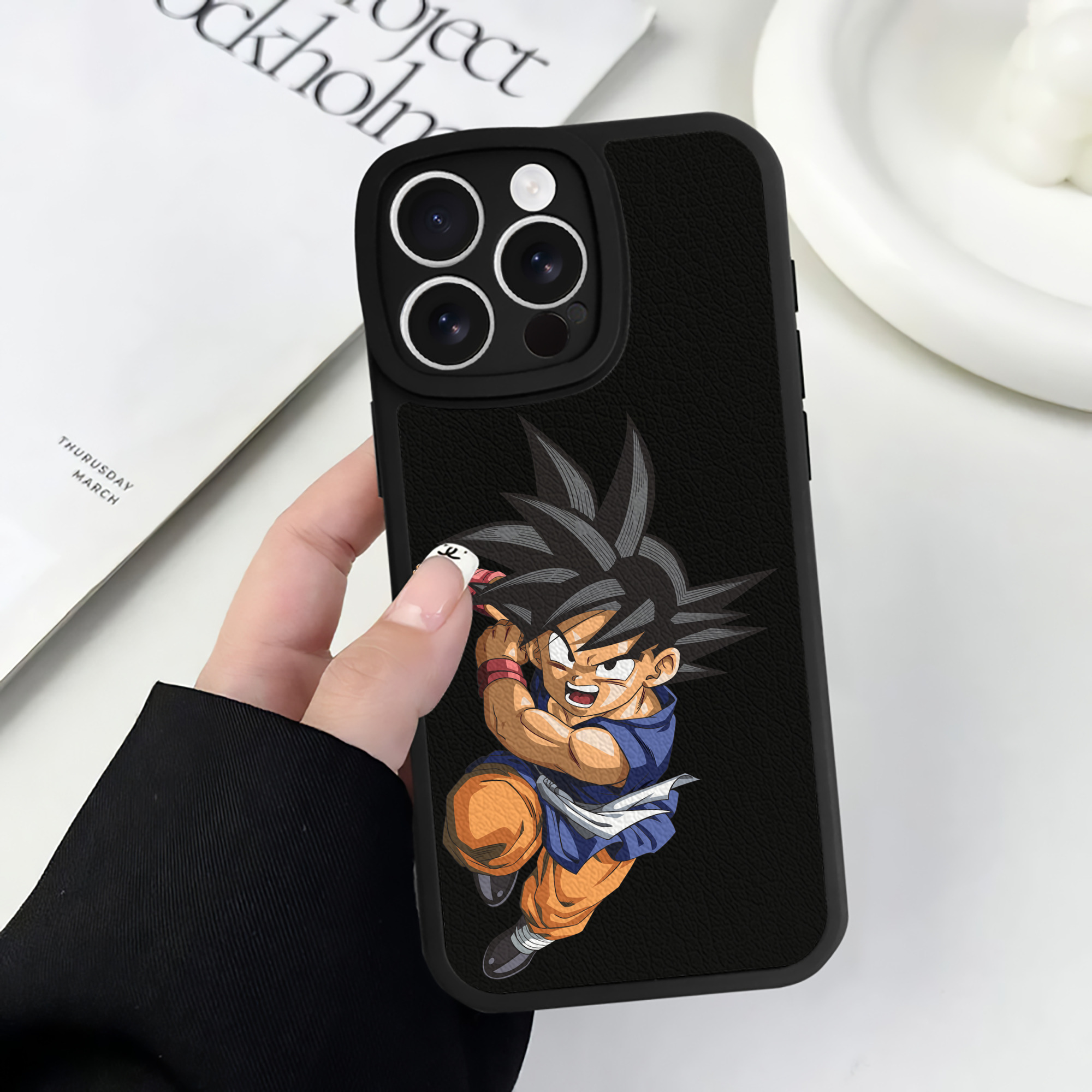 （画像用） ドラゴンボール 孫悟空（そん ごくう）Son Goku カカロット DRAGON BALL Kakarotto 【iPhone 16シリーズ対応】シリコンスマホケース（レザー調） 材質：シリコン